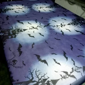 TNT Estampado Halloween Castelo Roxo – Morcegos, Árvores e Caveiras (1,40m largura, vendido por metro)