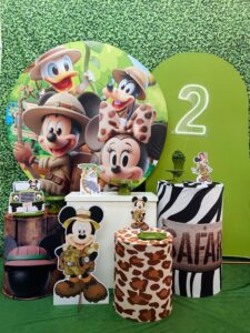 Pegue e Monte Mickey Safari: uma decoração divertida e cheia de aventura para festas infantis.